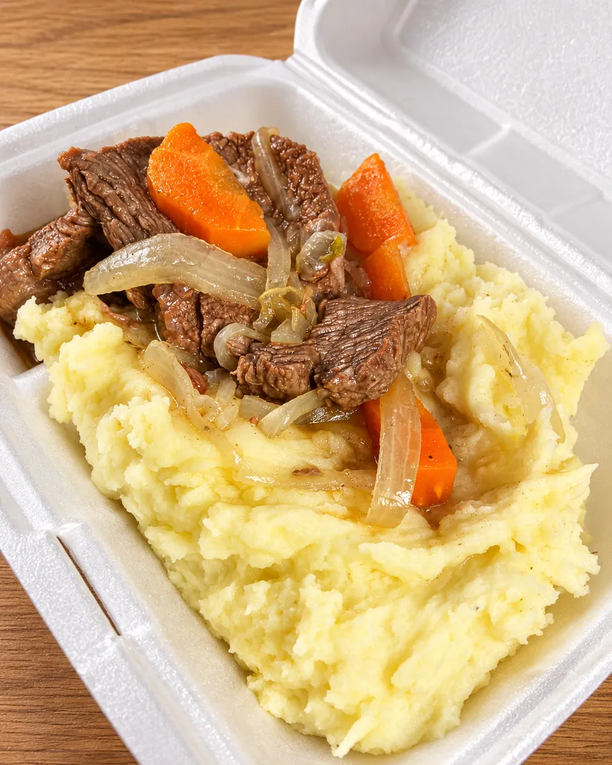 Carne al jugo con zanahoria y cebolla sobre puré de papas