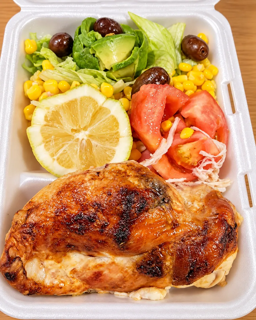 Pollo asado con lechuga, palta, tomate, choclo, aceitunas y limón